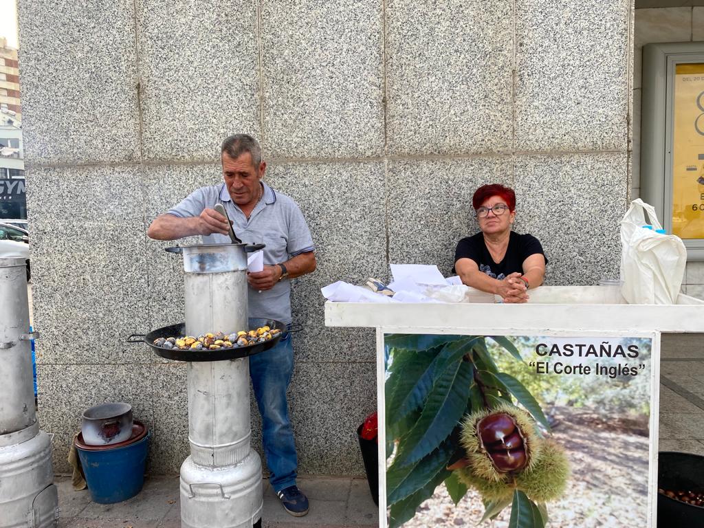 Un vendedor de castañas a las puertas de un centro comercial