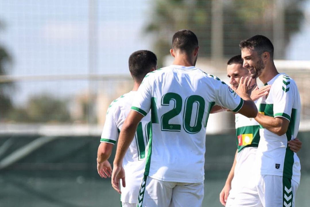 Los jugadores del Elche celebran el 2-0 anotado por Claudio Medina