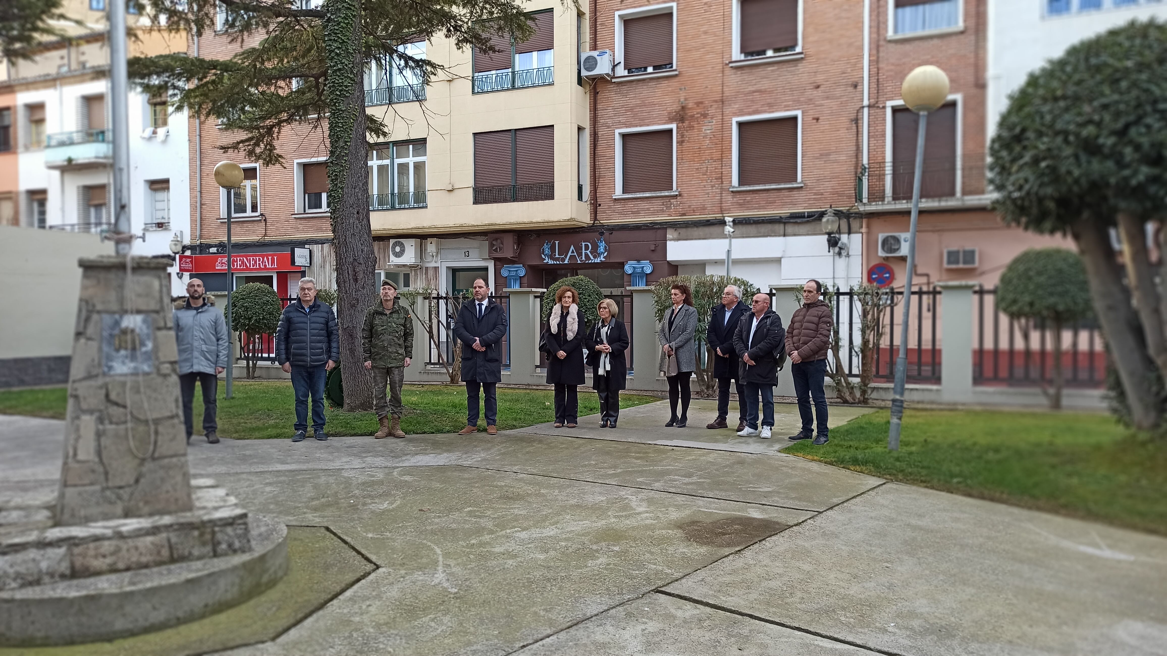 Momento del izado de bandera en la Subdelegación de Defensa de Huesca