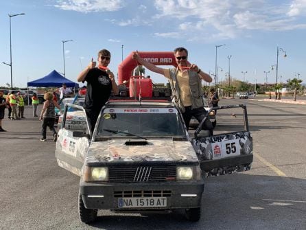 Álvaro Olivares (i) y Tomás, padre, a su llegada a la meta de Marrakech.