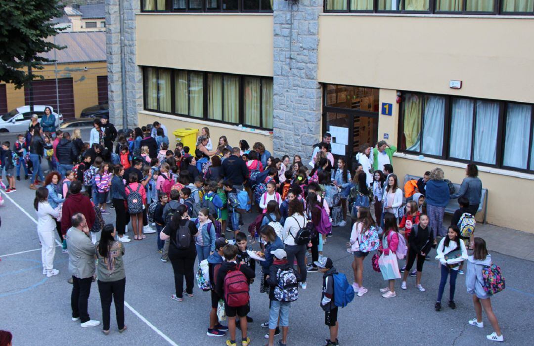 Infants al pati de l'escola andorrana de Sant Julià de Lòria.