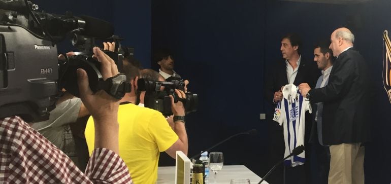 Loren sujeta la camiseta de la Real en la presentación de Juanmi en Anoeta