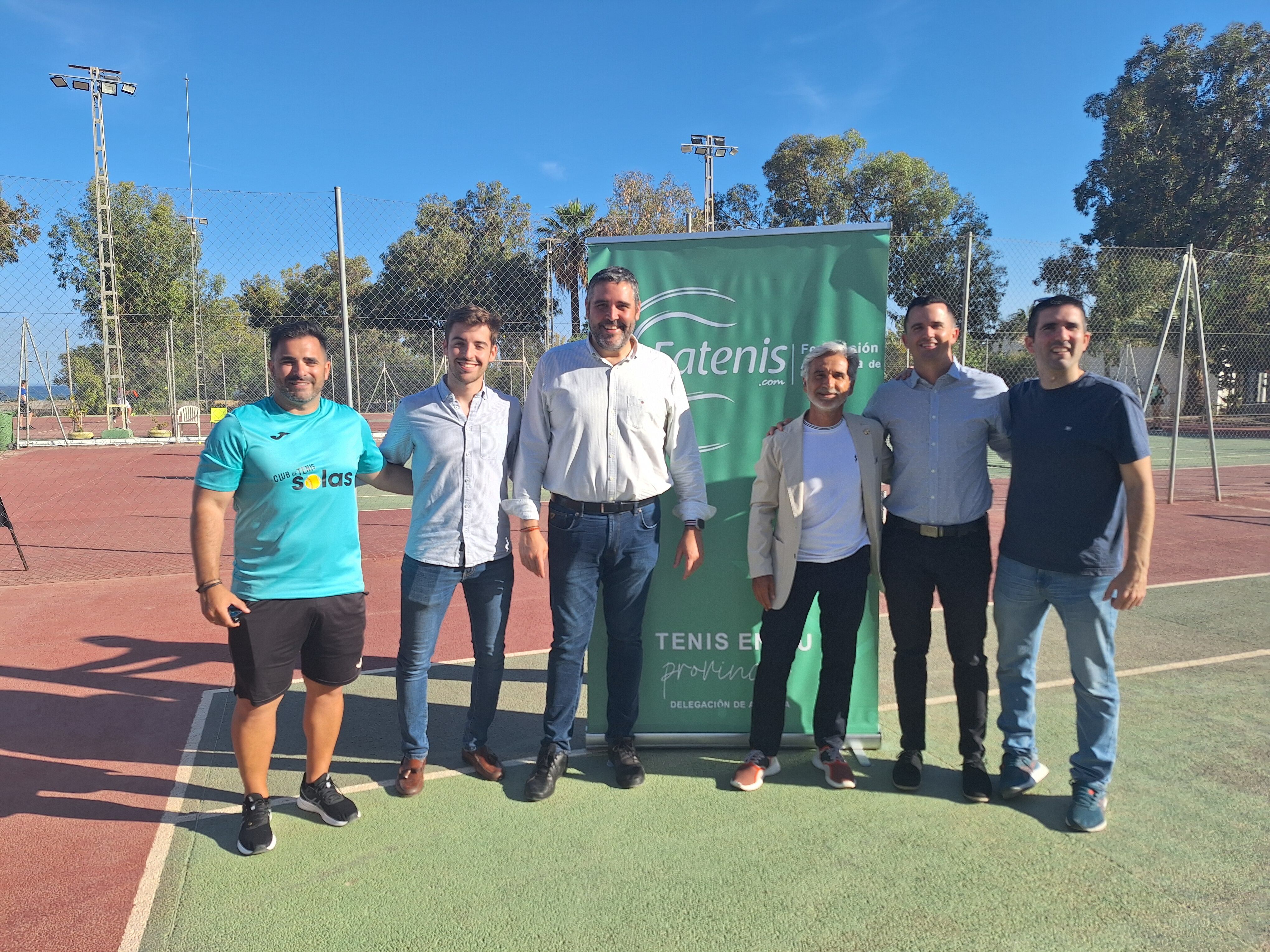 Los representantes de la entidades que quieren promover los hábitos saludables de la mano del tenis.