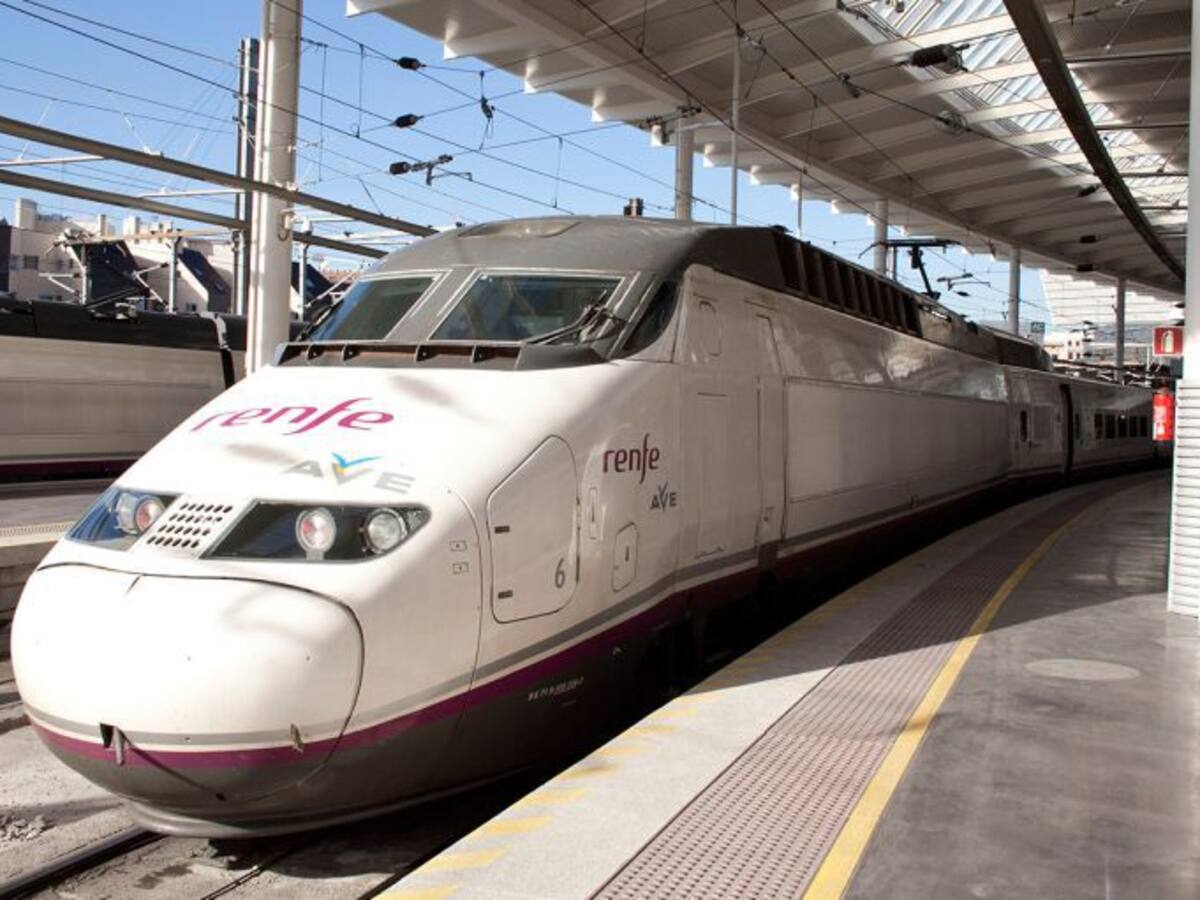 Otra avería en el AVE vuelve a obligar a los pasajeros a coger el Cercanías