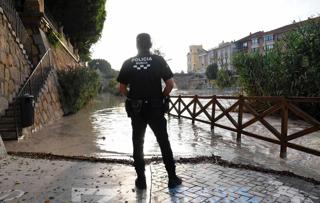 En Murcia, Cortados todos los accesos a la mota o paseo fluvial del río Segura desde la Fica hasta el Malecón, consecuencia del nivel del agua por la crecida