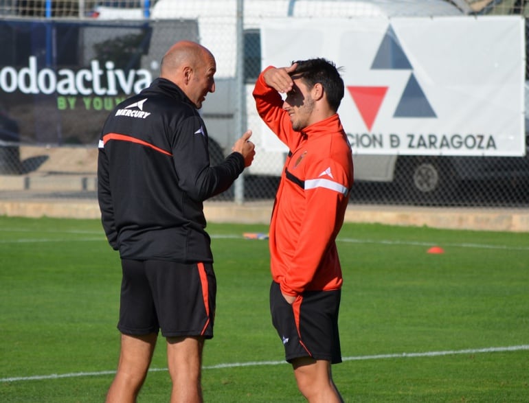 Ranko Popovic charla detenidamente con Isaac Carcelén al inicio del entrenamiento de esta mañana en la Ciudad Deportiva