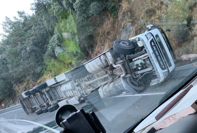 Estado del camión tras el vuelco en Revenga (Segovia)