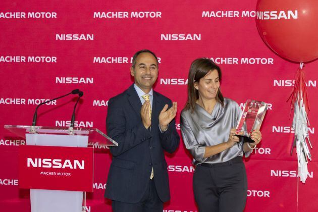 Marco Toro, Consejero Director General de Nissan Iberia, entregando el premio a Sonia Toledo, Gerente de Macher Motor.