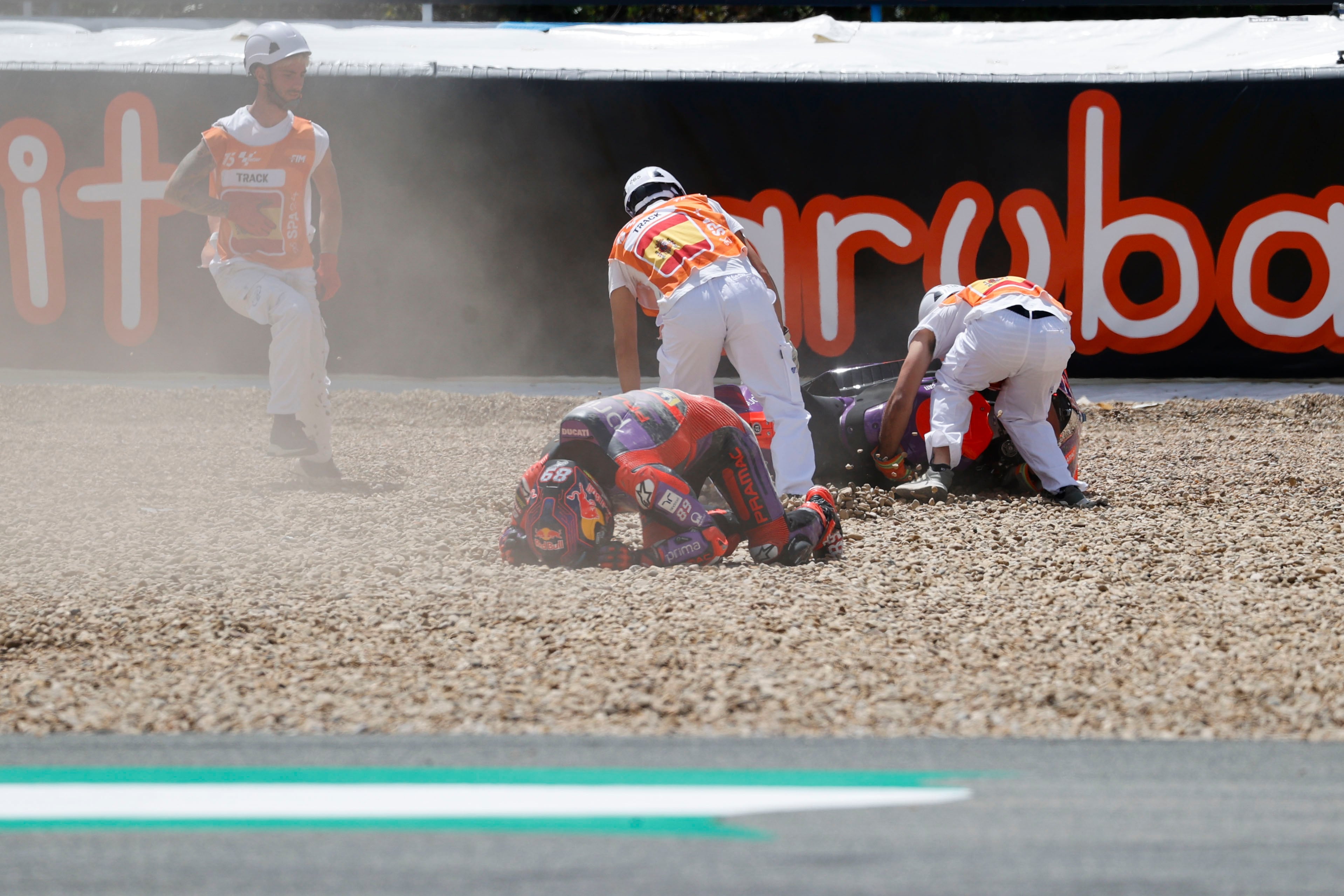 JEREZ DE LA FRONTERA (CÁDIZ), 28/04/2024.- El piloto español Jorge Martín (Prima Pramac Racing) sufre una caída durante la carrera del Gran Premio de España de Motociclismo de 2024 disputado este domingo en el Circuito de Jerez - Ángel Nieto (Cádiz). EFE/Román Ríos
