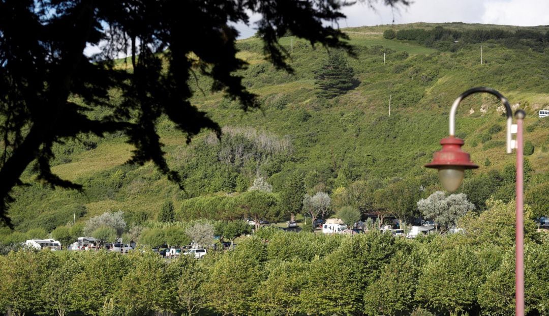 Vista del camping Talai Mendi de Zarautz cerrado por el Departamento vasco de Salud tras detectar dos casos positivos de covid-19 