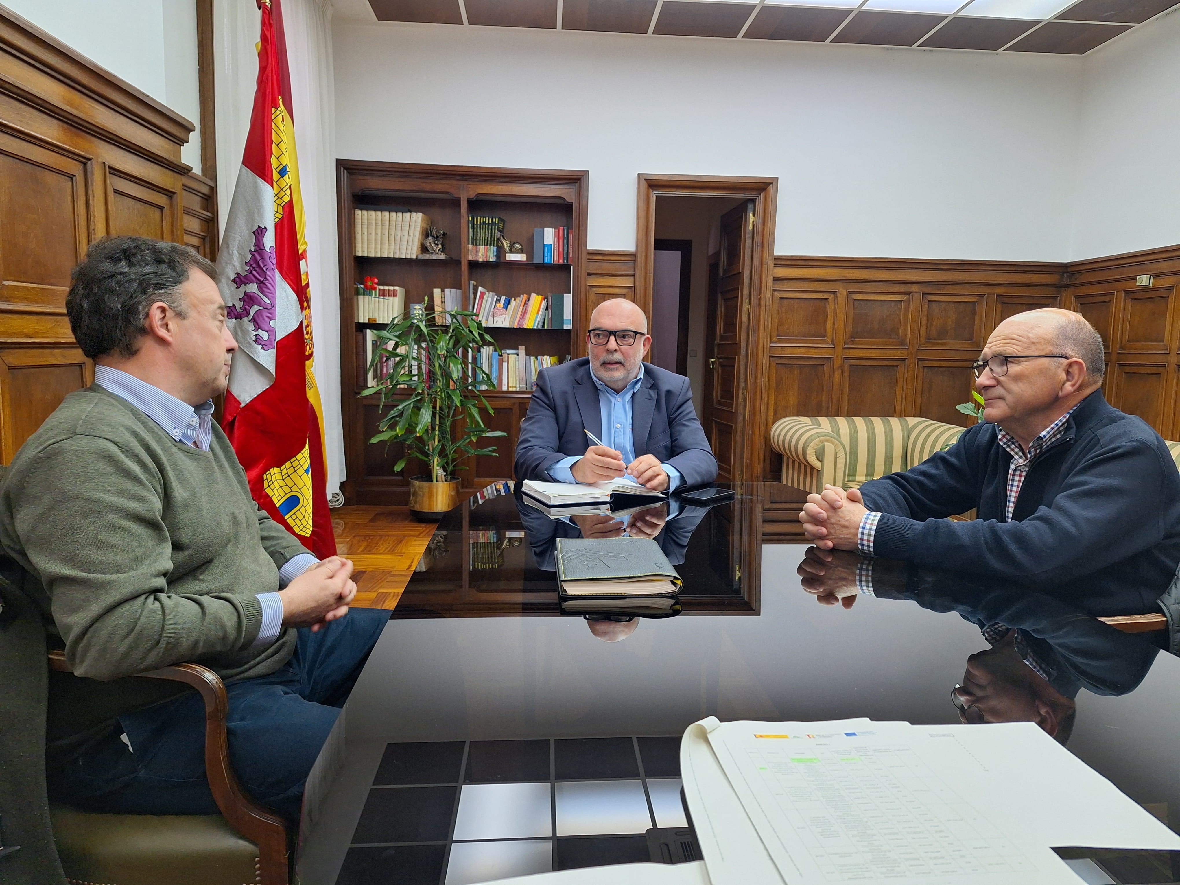 Pedro Medrano (i), gerente, y Pedro Marín (d), presidente de ASFOSO, con Miguel Latorre, subdelegado del Gobierno en Soria.