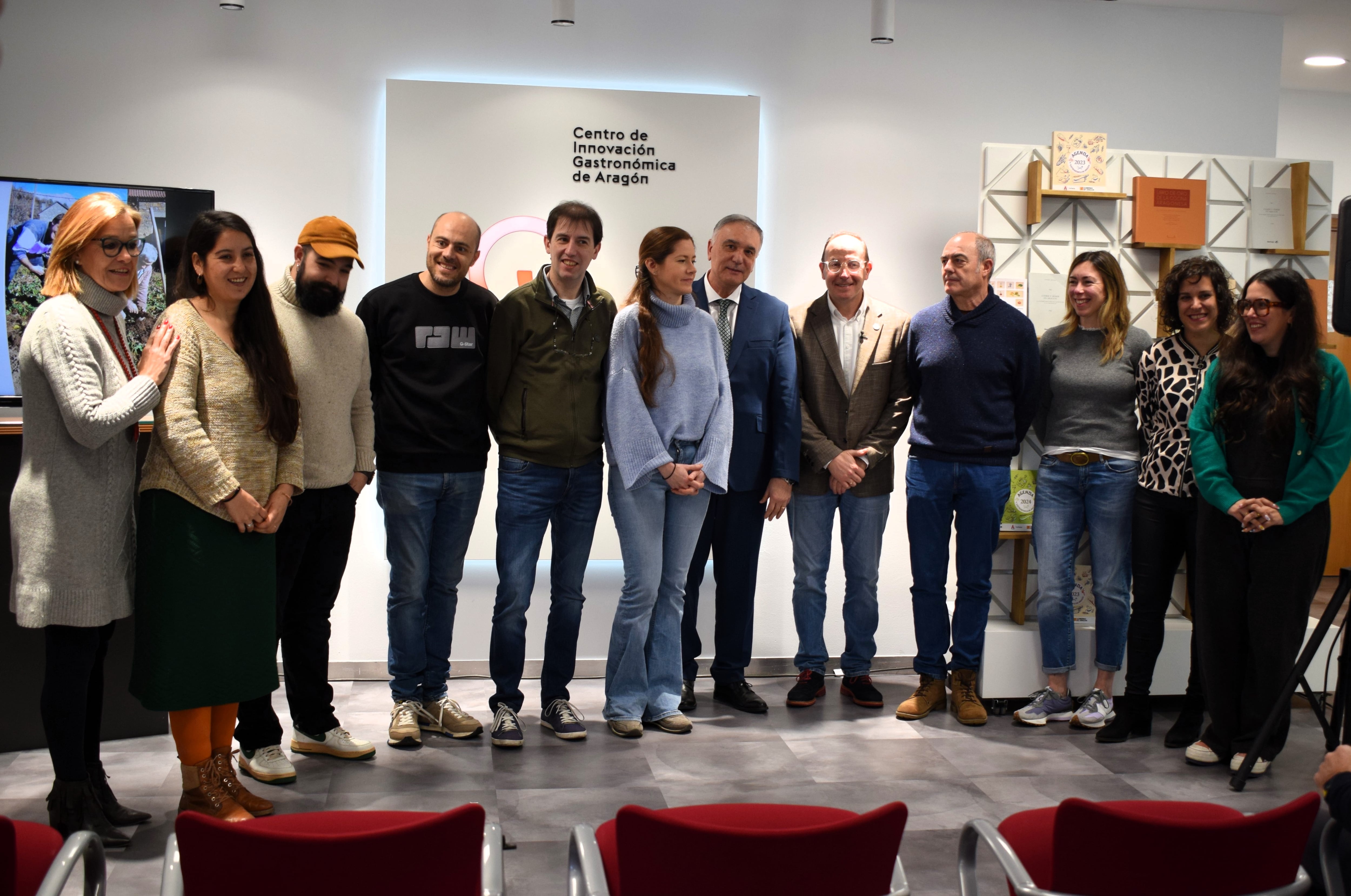 Representantes de los restaurantes Bib Gourmand, junto a Ismael Ferrer y autoridades de instituciones territoriales en esta jornada