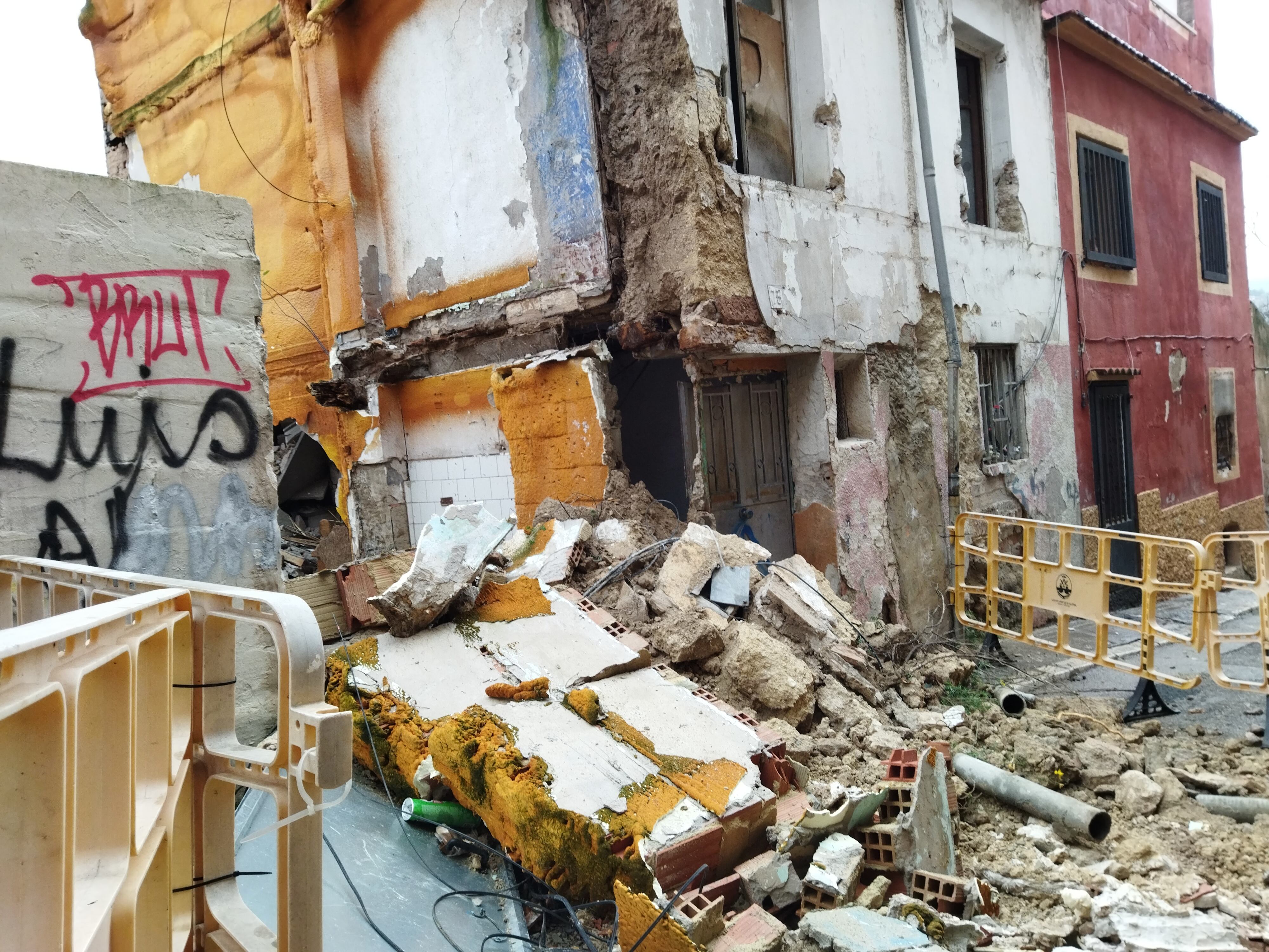 El inmueble está situado en la calle Sant Antoni, es de titularidad municipal y estaba declarado en ruina.