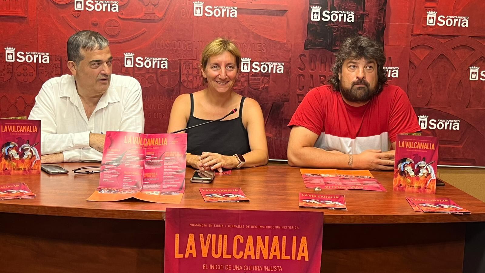 La concejala Yolanda Santos, flanqueada por Alberto Santamaría (i) y Rubén García (d), de Tierraquemada.