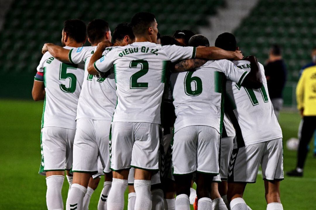 Los jugadores del Elche festejan un gol en un partido de la Liga