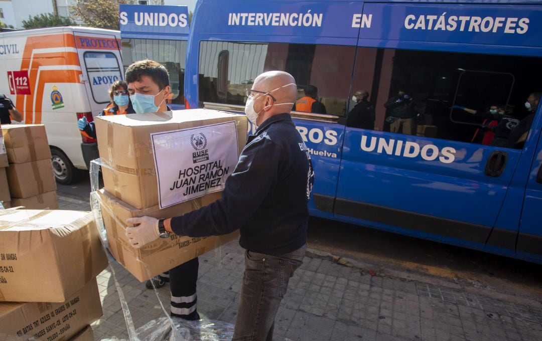 Entrega del material médico al Hospital Juan Ramón Jiménez.