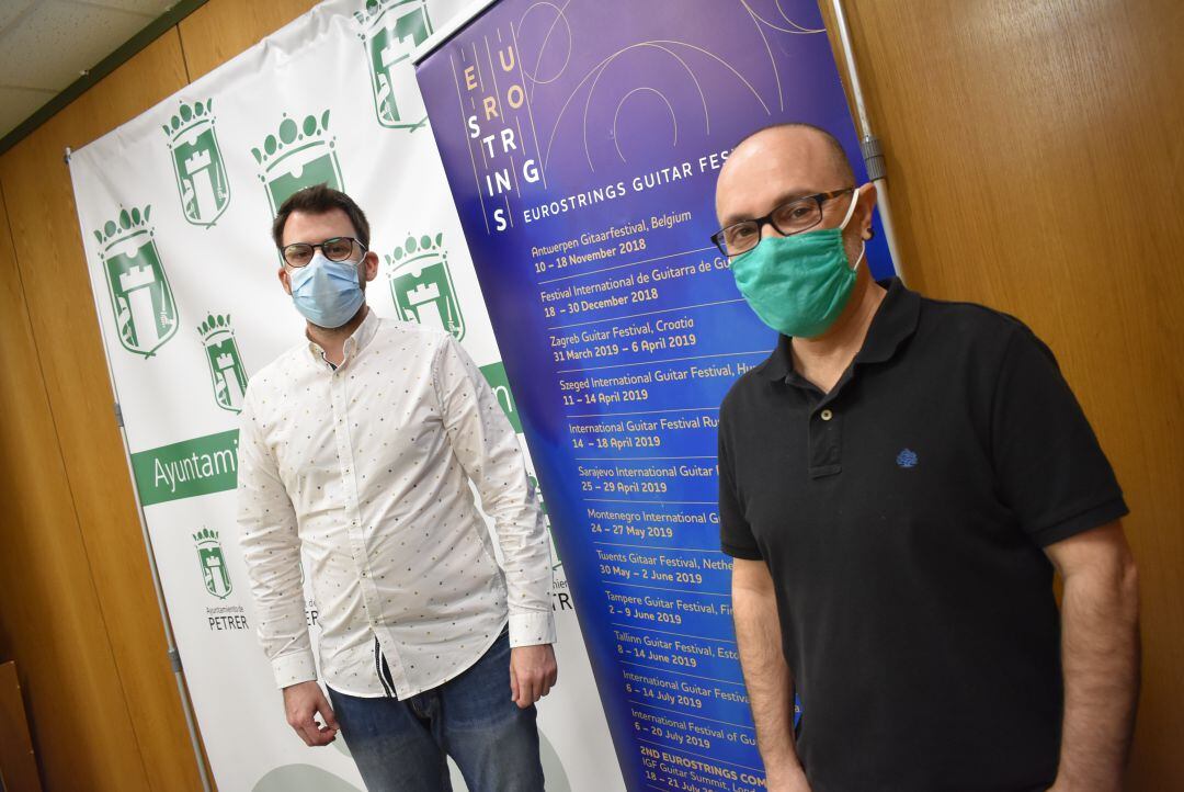 El edil de Cultura, Fernando Portillo, con el director del festival, Pepe Payá (D)