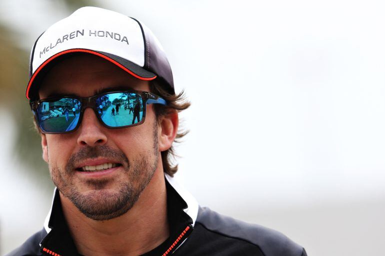 Fernando Alonso, en el paddock de Baréin