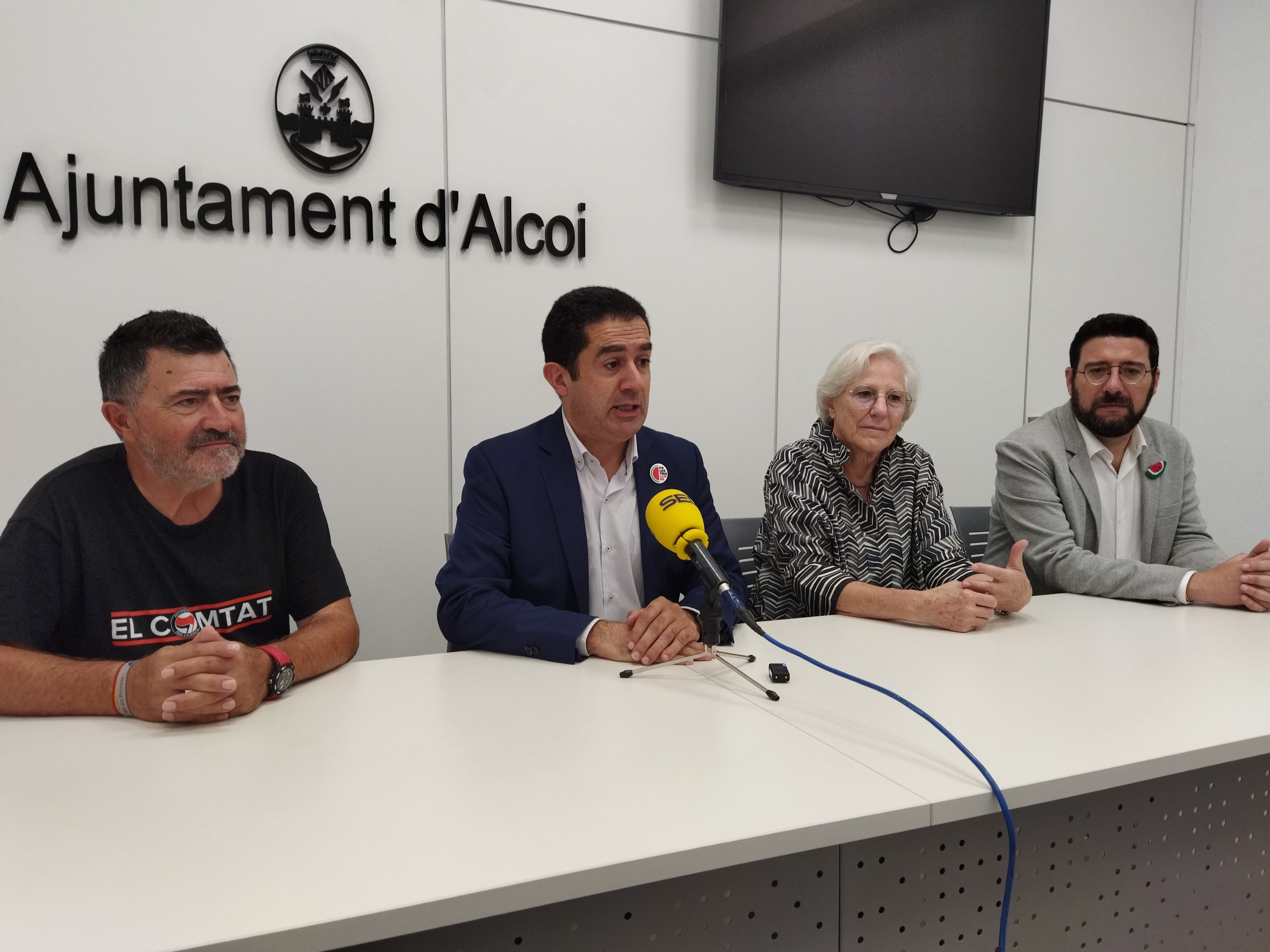 Bernardo Reig, secretario del Fòrum per la Memòria Històrica i Democràtica; Antonio Francés, alcalde de Alcoy: Carmen Negrín, nieta del último presidente de la Segunda República Juan Negrín; y el vicealcalde Àlex Cerradelo.