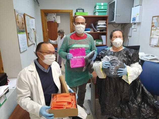 Entregando material en el centro de salud de Aznalcóllar