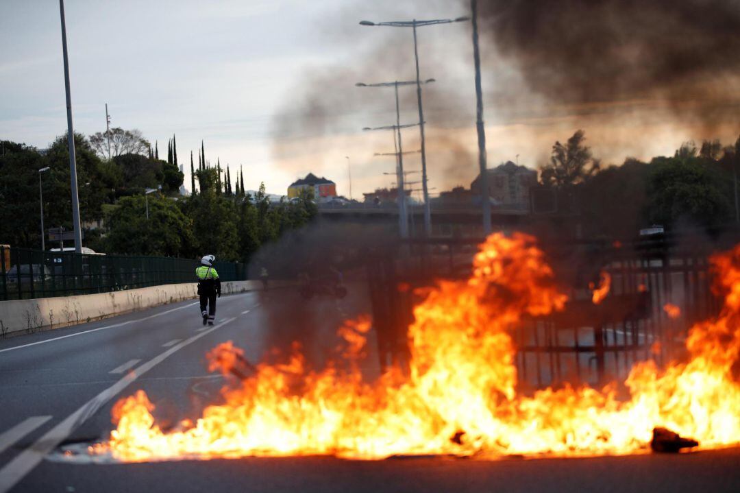 Una barricada de fuego corta la Ronda de Dalt de Barcelona a primera hora de hoy viernes, día en el que Cataluña vive su cuarta huelga general en menos de dos años vinculada al proceso independentista 