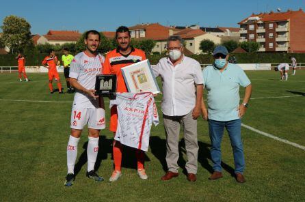La Cultural y La Virgen homenajearon a Alberto Negral en su retirada