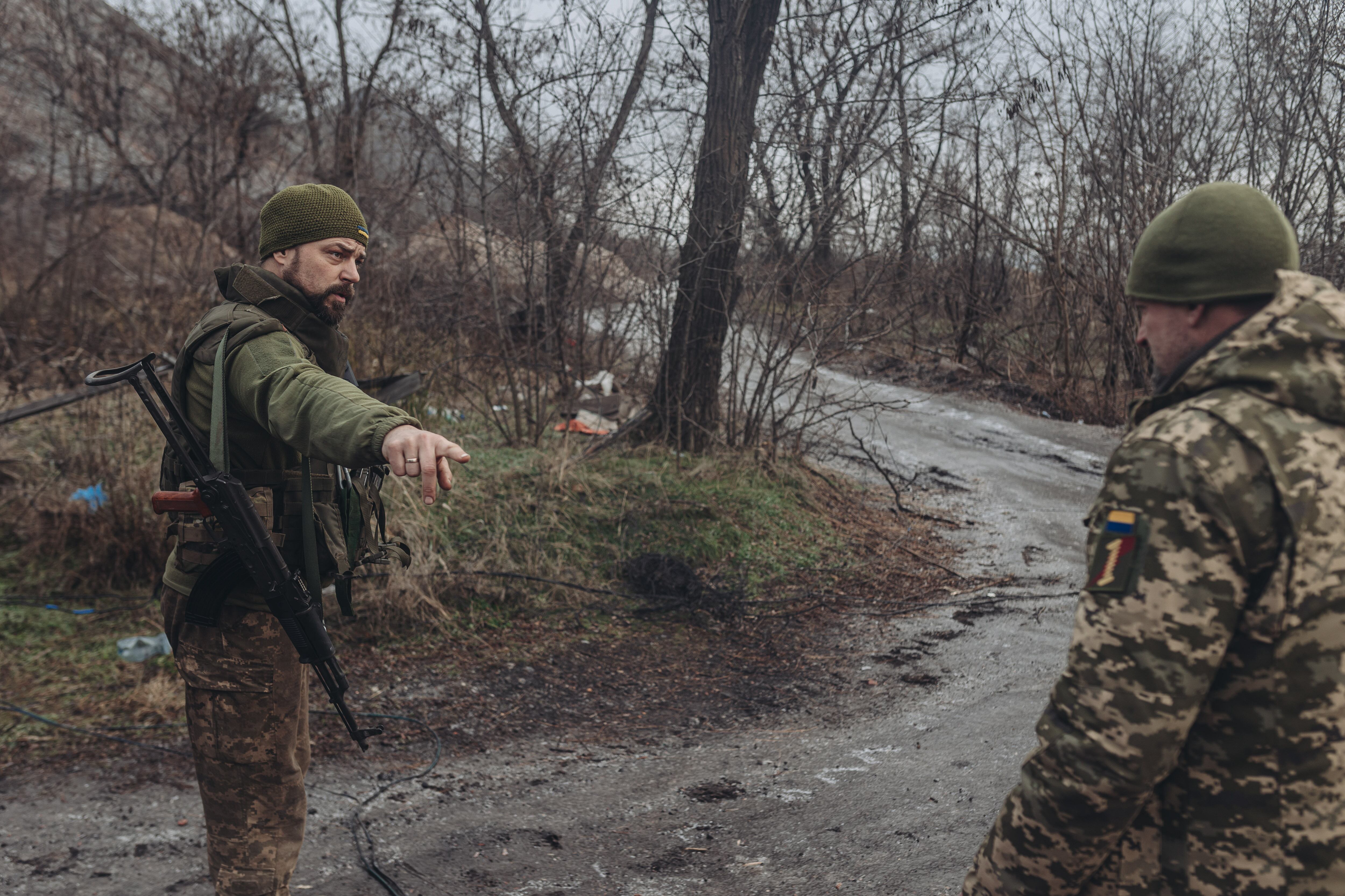 Soldados del ejército ucraniano este viernes en la línea de defensa del Donbass (Ucrania)