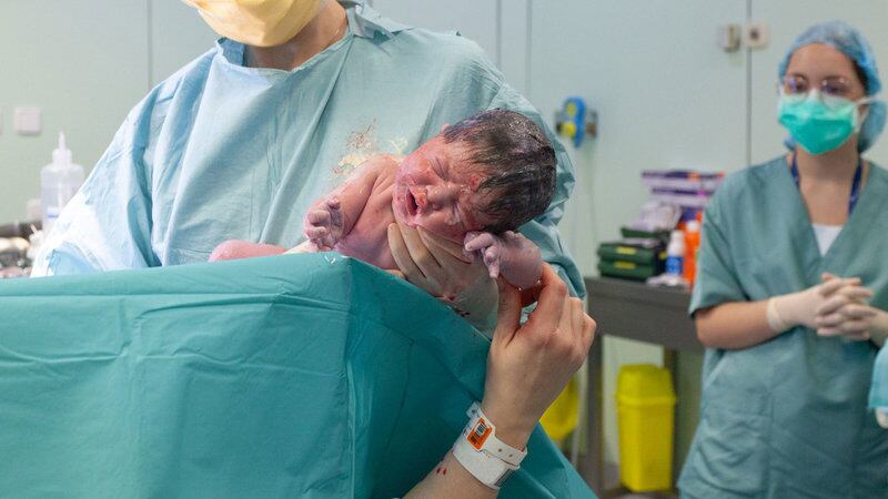 La Mia, una de les primeres nenes nascudes per cesària amb el seu pare d'acompanyant