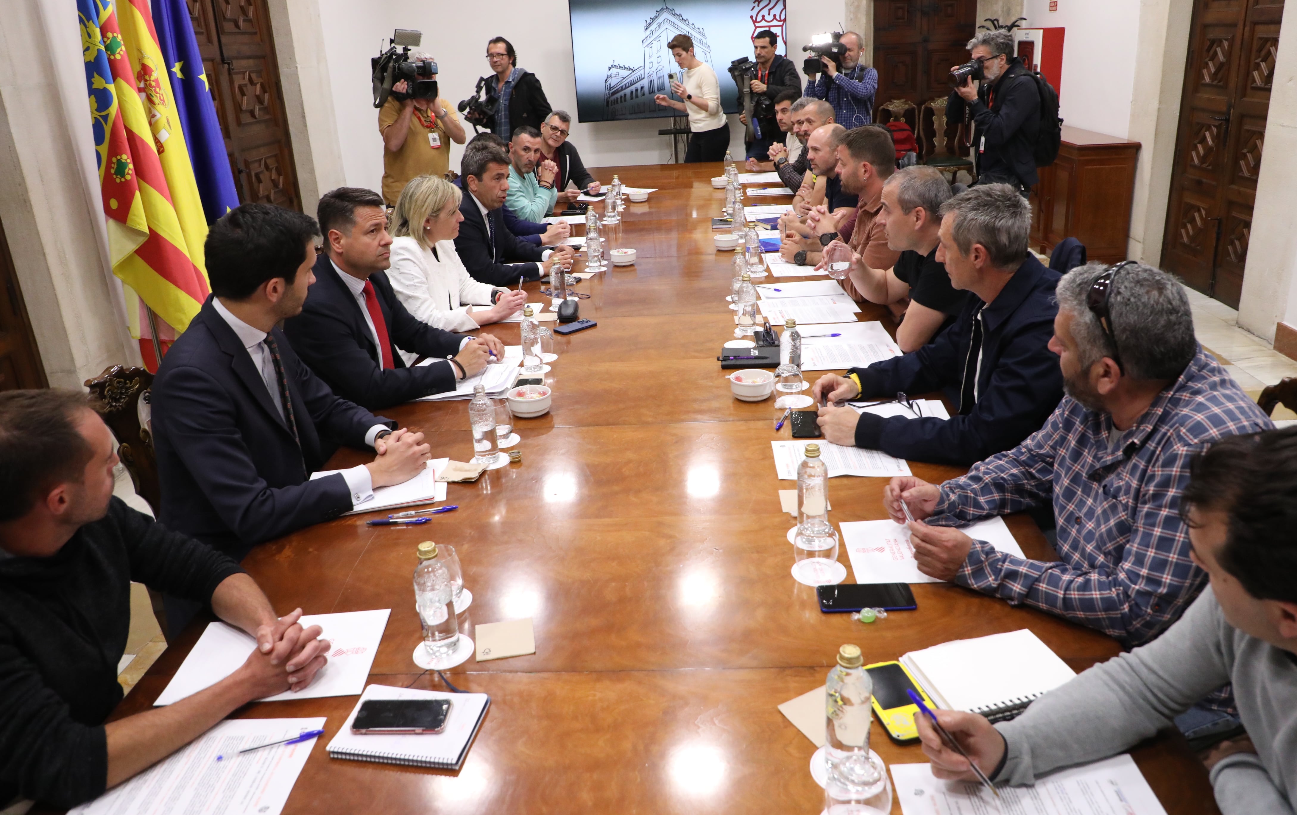 Consell y Bomberos Forestales reunidos para alcanzar acuerdos.