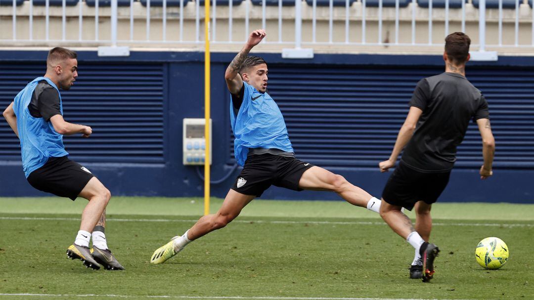 Cristo Romero estira la pierna en el entrenamiento del viernes