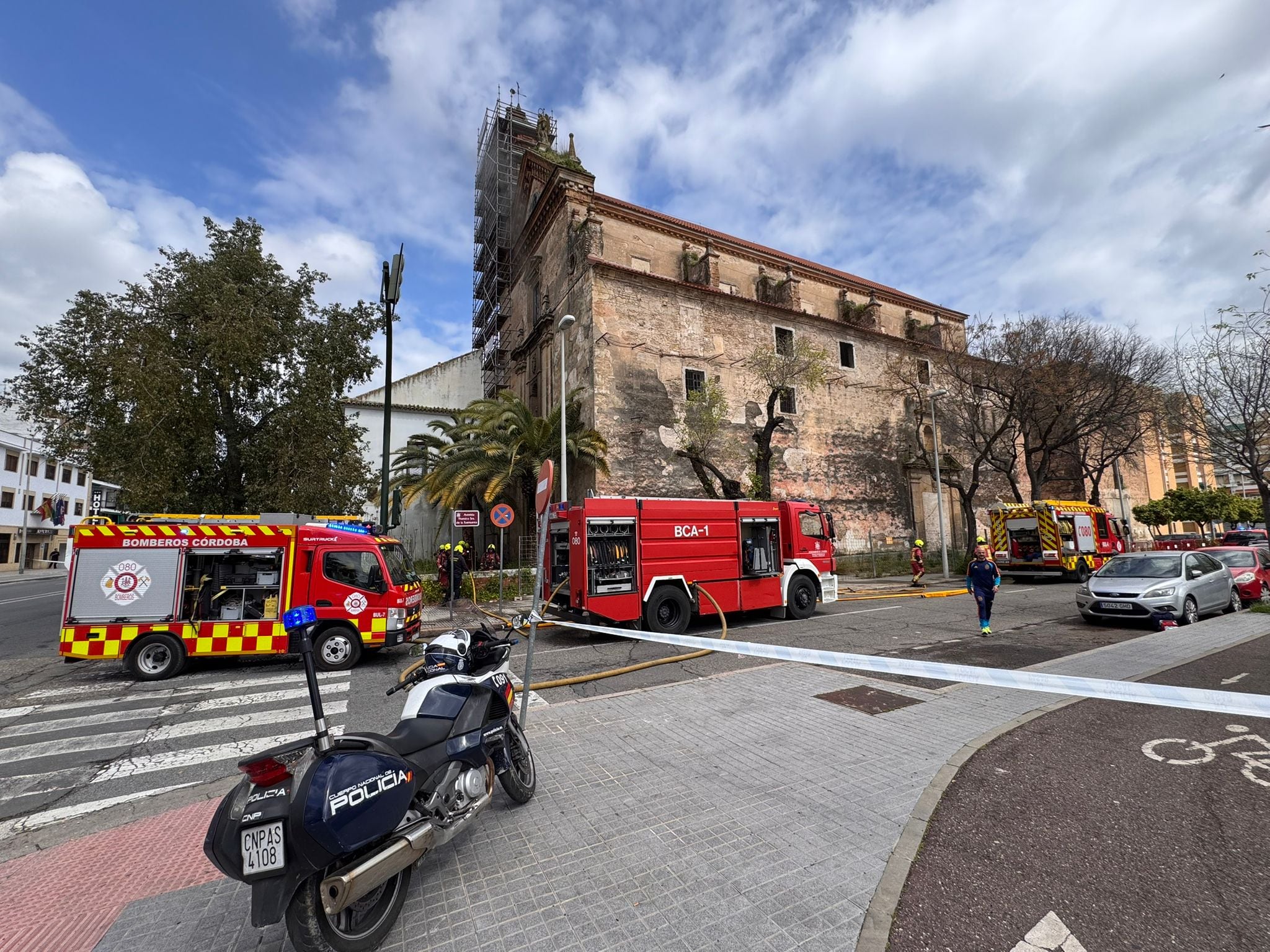 Los bomberos sofocan las llamas en la iglesia de Campo Madre de Dios