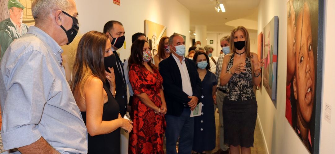 Autoridades visitan la exposición del Museo Zabaleta.