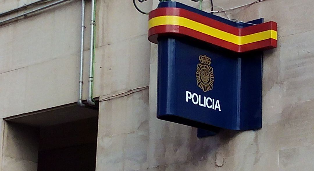 Placa de la Policía Nacional.