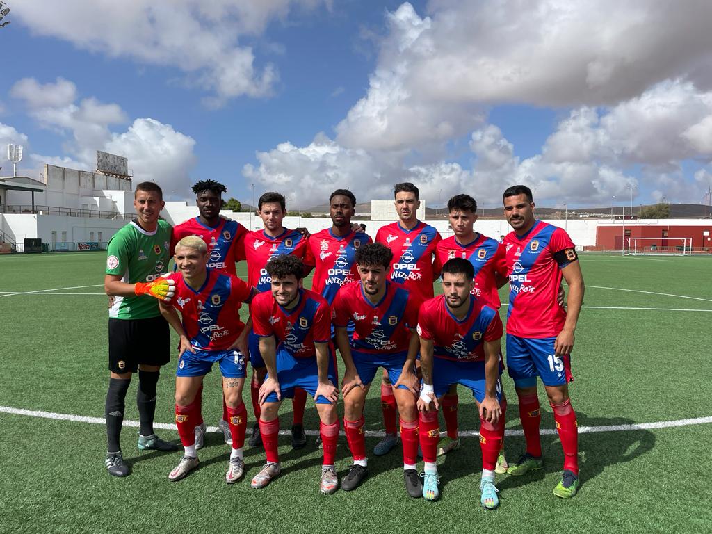 Equipo de la UD Lanzarote en el campo del Unión Puerto.