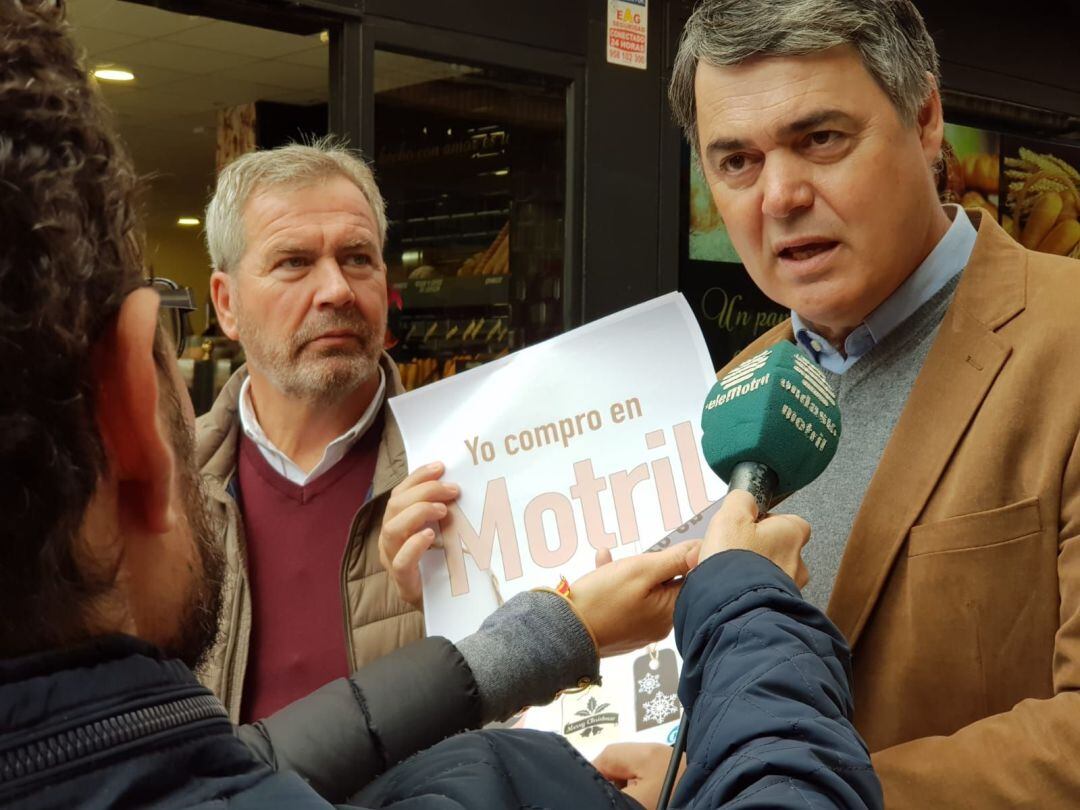 El diputado nacional, Carlos Rojas, presenta en Motril la campaña &quot;Yo compro en Motril&quot;