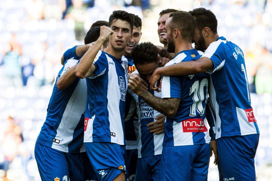 Los compañeros de S. García abrazan al jugador tras marcar el primer gol de su equipo