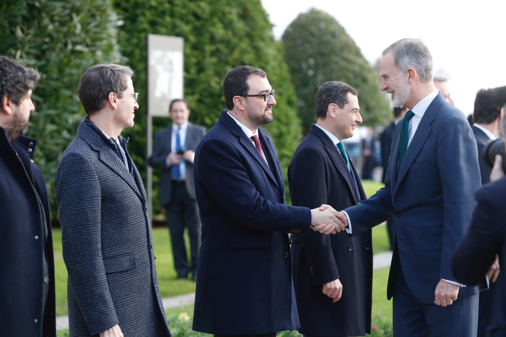 El rey Felipe VI saluda al presidente asturiano a su llegada al palacio de La Magdalena.