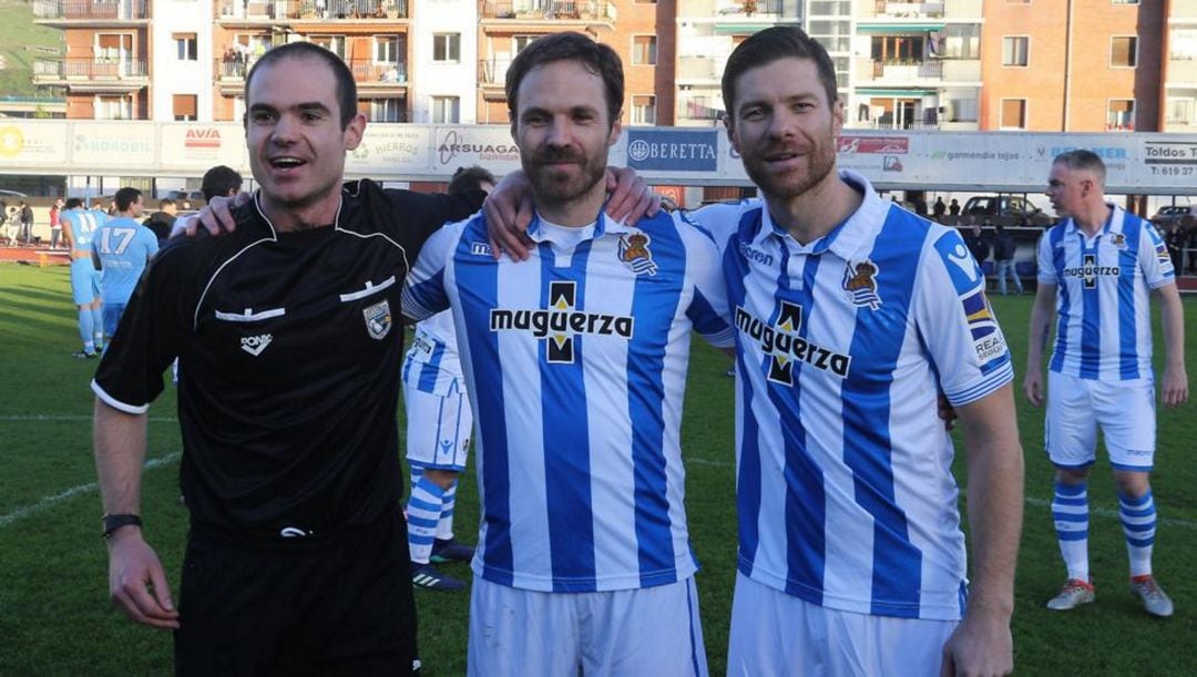 Jon, Mikel y Xabi Alonso, juntos antes de un partido benéfico hace unos años. Dos de los tres hermanos volverán a encontrarse en la Real