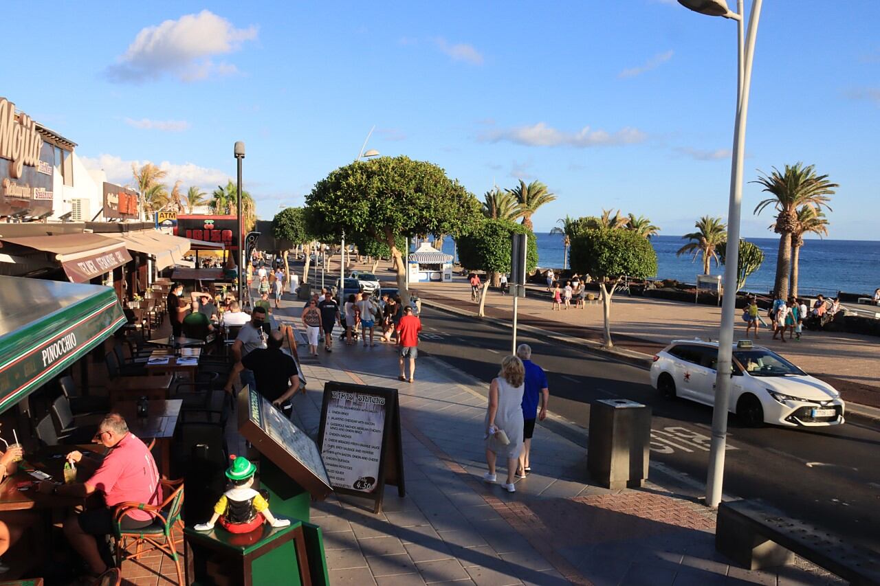 Avenida de Las Playas en Puerto del Carmen.