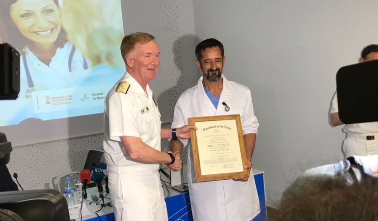 El almirante James Foggo y el doctor Pedro Cavadas