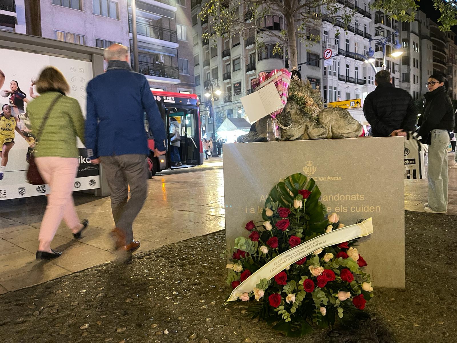 Homenaje a las mascotas fallecidas en el incendio de Campanar frente a la escultura para los animales abandonados en la calle Colón de València