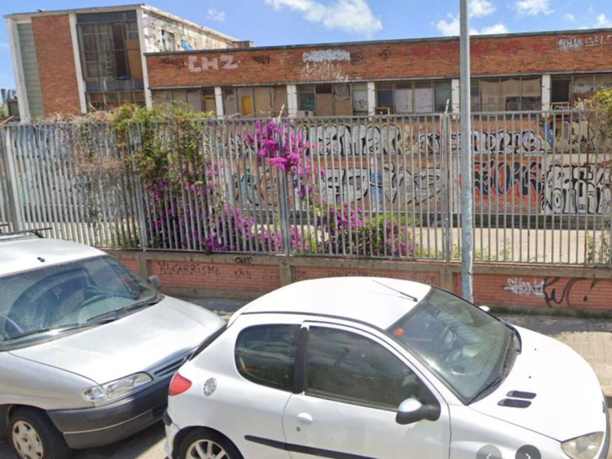Desnonada una nau industrial a l'Hospitalet on hi vivien més de 60 persones