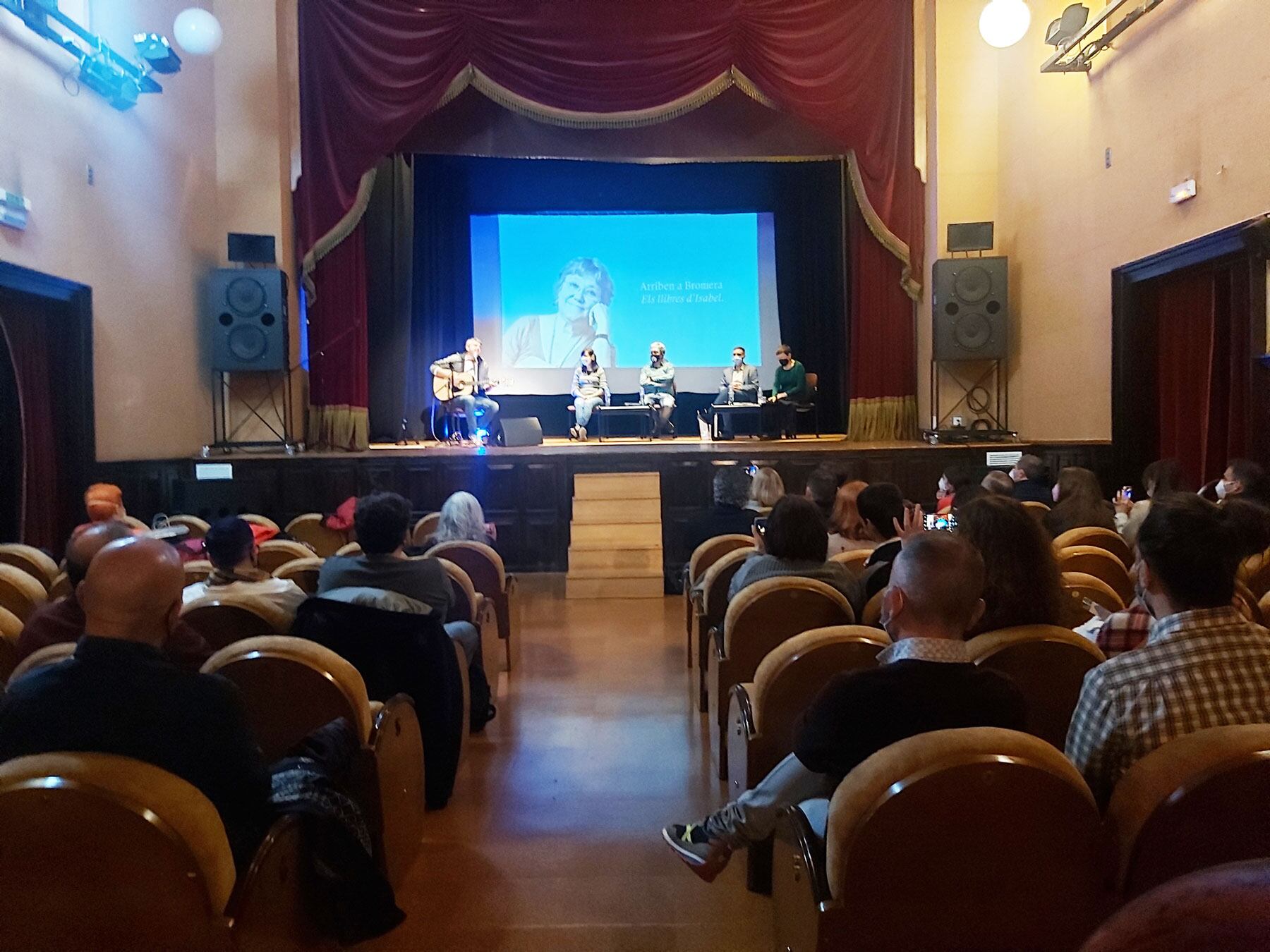 Un instant de l'acte d'homenatge en el Centre Cultural a Isabel-Clara Simó