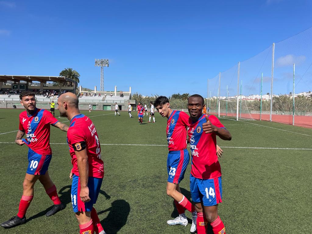 Los jugadores de la UD Lanzarote celebrando la victoria.