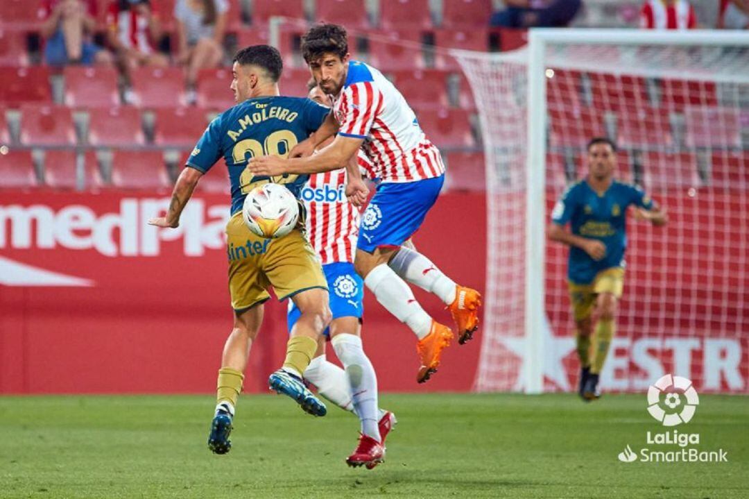 Jairo en una acció del partit.
