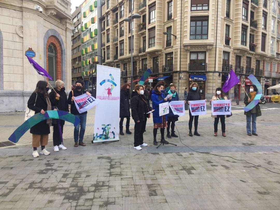 Miembros del colectivo &#039;Marcha Mundial de las Mujeres&#039; esta mañana en la plaza Pío Baroja, frente a la nueva sede de Extranjería