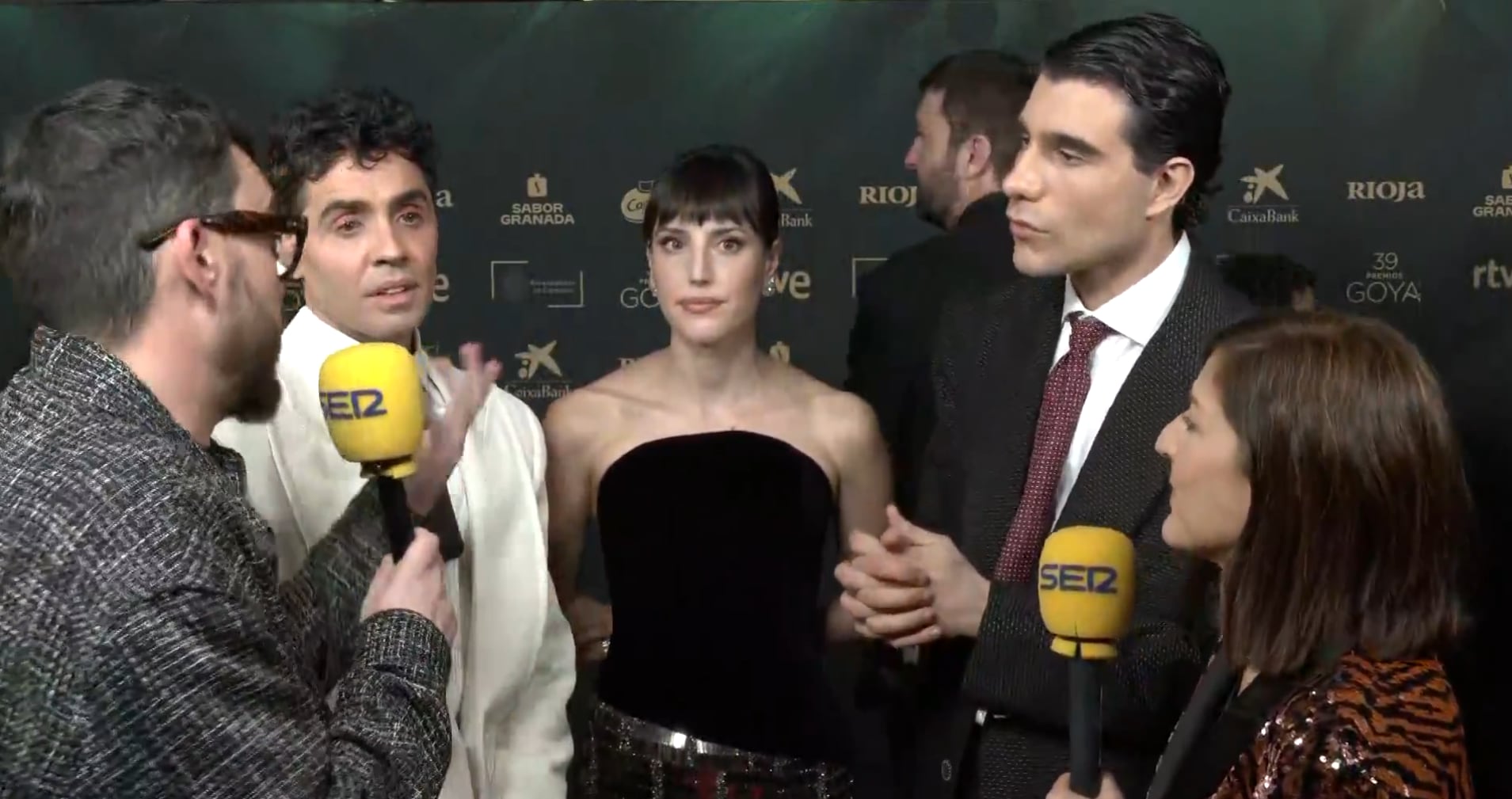 Los Javis atienden el micro de la SER durante la alfombre roja de los Premios Goya 2025.