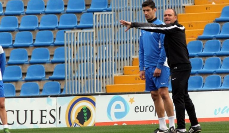 Vicente Mir da órdenes en un entrenamiento