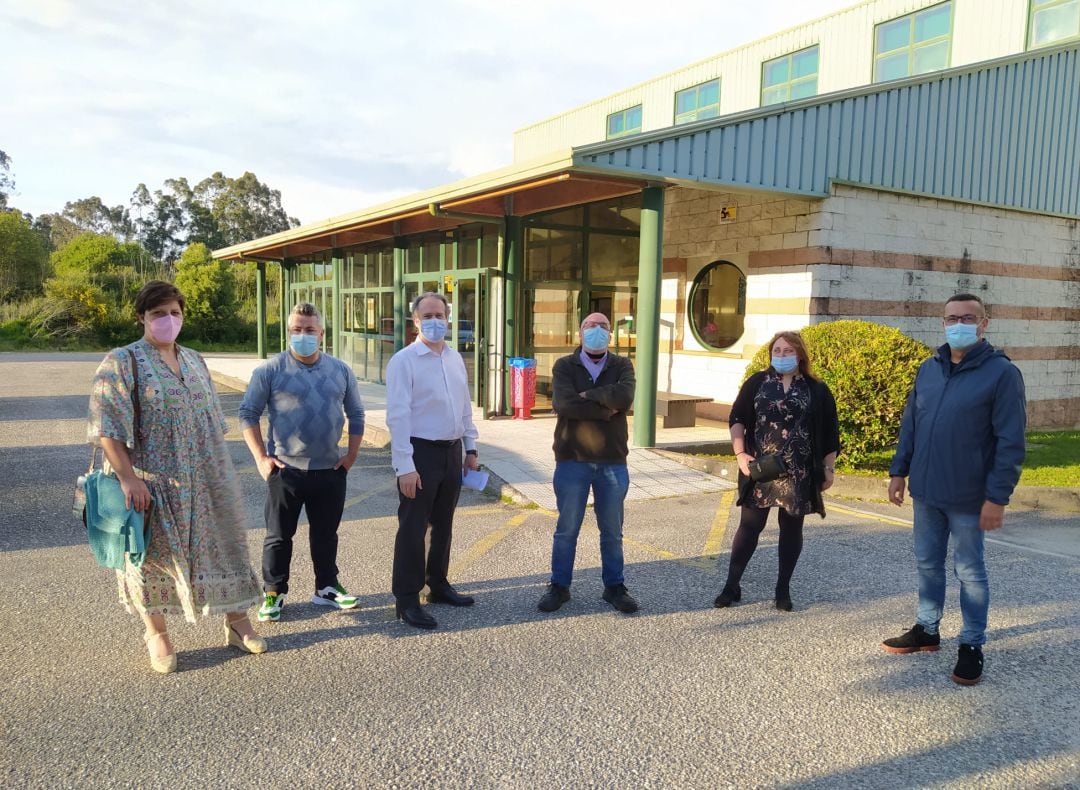 Los cinco concejales de A Guarda junto al edil de Converxencia Galega (tercero por la derecha) en la entrada de la piscina municipal. 