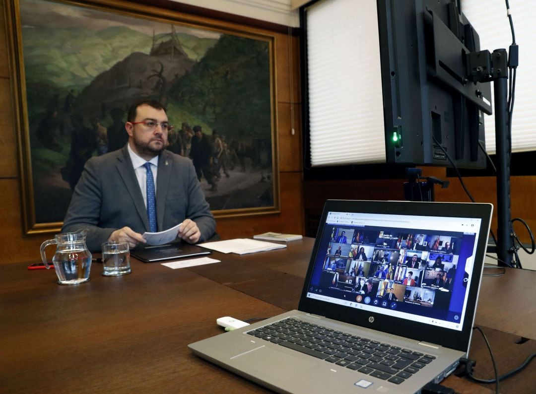 El presidente, Adrián Barbón, durante la videoconferencia.
